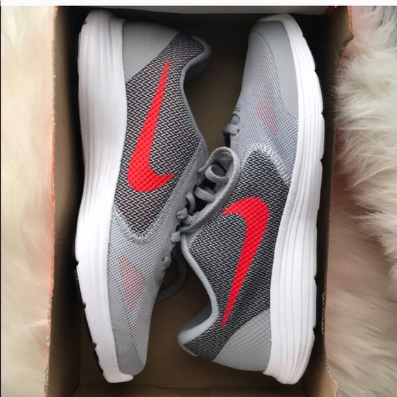 Nike grey white women’s running shoes revolution 3 - Picture 5 of 5